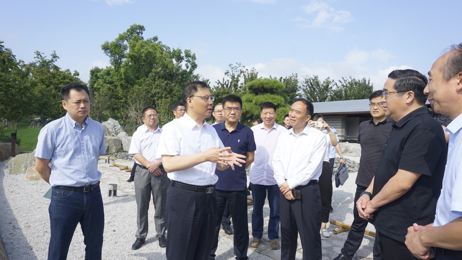 苏州市副市长兼公安局局长江海前来参观中新鸷山桃花源